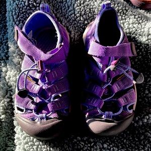 Kids size 1, Keen sandles